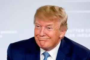 Ông Trump đòi dùng bom hạt nhân đánh tan bão