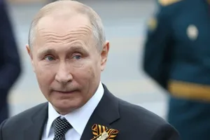  Learn to pronounce Tổng thống Nga Vladimir Putin theo dõi cuộc diễu hành Ngày Chiến thắng Quảng trường Đỏ, vào ngày 9 tháng 5 năm 2019 tại Moscow, Nga. Ảnh: Getty Image