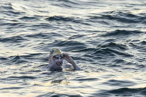 Bơi vượt eo biển Anh để truyền cảm hứng cho bệnh nhân ung thư