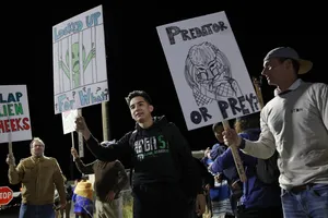 Tập trung ở 'Khu vực số 51' tuyệt mật, 2 người bị bắt