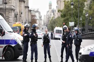 Tấn công bằng dao ở đồn cảnh sát Paris, 4 người chết
