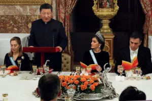 Chủ tịch Trung Quốc Tập Cận BìnH phát biểu bên cạnh Chủ tịch Hạ viện Tây Ban Nha, Mục sư Ana (trái), Nữ hoàng Tây Ban Nha Letizia (thứ hai bên phải) và Thủ tướng Tây Ban Nha Pedro Sanchez (ngoài cùng bên phải) trong buổi dạ tiệc chính thức tại Cung điện H