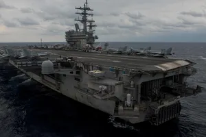 Trung Quốc điều tàu bám đuôi tàu sân bay Mỹ trên biển Đông