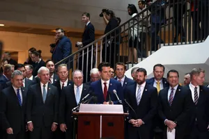 Phe Cộng hòa xông vào phòng, điều tra luận tội TT bị gián đoạn