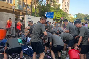 Biểu tình Hong Kong: Binh sĩ Trung Quốc lần đầu xuất hiện