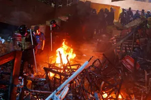 Hong Kong: Cảnh sát tiếp tục dàn đội hình, tăng vòi rồng