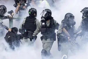  Cảnh sát chống bạo động bắt giữ một người biểu tình tại trường đại học. Ảnh: AP