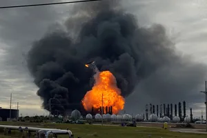 60.000 người phải sơ tán vì nhà máy hóa chất phát nổ