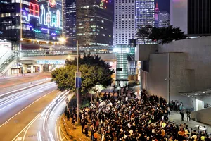 Cảnh sát Hong Kong bắt giữ nhóm biểu tình đốt phá đường phố