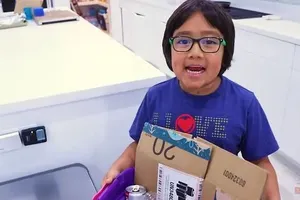 Cậu bé 8 tuổi có thu nhập 'khủng' nhất năm 2019 từ YouTube