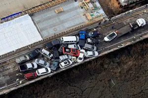 Mỹ: Tai nạn liên hoàn, hàng chục xe hơi dính chùm 