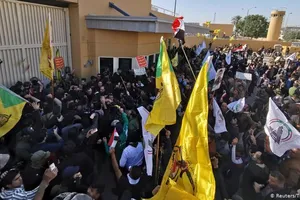 Người biểu tình xông vào ĐSQ Mỹ ở Iraq, nhân viên được sơ tán