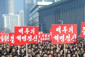 Hàng ngàn người dân Bình Nhưỡng tham gia diễu hành ngày 5-1 tại Quảng trưởng Kim Nhật Thành. Ảnh: KCNA