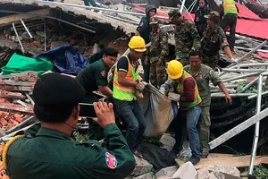 Hiện trường vụ sập nhà nghỉ bảy tầng ở Campuchia hôm 3-1. Ảnh: AP