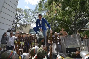 Ông Guaido (mặc vest xanh) bị ngăn cản vào tòa nhà Quốc hội . Ảnh: AP