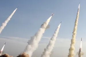 Quân đội Iran phóng tên lửa trong đợt diễn tập quân sự hồi tháng 11-2006. Ảnh: REUTERS