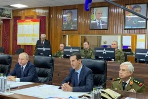 Tổng thống Nga Putin và Tổng thống Syria Assad tham dự buổi họp tại trung tâm chỉ huy quân đội viễn chinh Nga tại Syria ngày 7-1. Ảnh: PHỦ TỔNG THỐNG SYRIA công bố