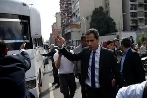 Lãnh đạo phe đối lập Venezuela Juan Guaido cuối cùng được vào bên trong Tòa nhà Quốc hội hôm 7-1. Ảnh: REUTERS