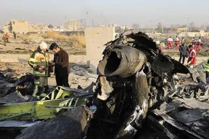 Hiện trường vụ rơi máy bay Boeing 737 ở Iran. Ảnh: CNN