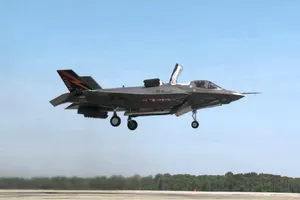 Máy bay F-35B thử nghiệm cất cánh thẳng đứng vào năm 2013. Ảnh: LOCKHEED MARTIN