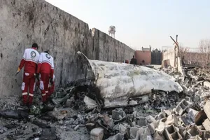 Những mảnh vỡ của chiếc máy bay bị rơi ngoại ô thủ đô Tehran. Ảnh: GETTY IMAGES