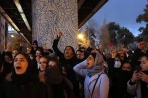 Người biểu tình Iran đổ ra đường sau khi nước này thừa nhận bắn hạ máy bay của Ukraine, làm toàn bộ 176 người trên chuyến bay thiệt mạng. Ảnh: AFP