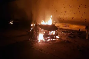 Chiếc xe chở tướng Iran Soleimani bốc cháy dữ dội sau khi trúng tên lửa của Mỹ. Ảnh: FOX NEWS