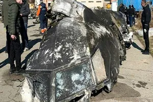 Mảnh vỡ từ chiếc máy bay của Ukraine bị bắn nhầm ngày 8-1 bên ngoài thủ đô Tehran hôm 8-1. Ảnh: AFP