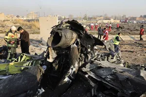 Hiện trường vụ rơi máy bay chở khách Ukraine ở Iran hôm 8-1. Ảnh: ANADOLU