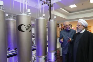 Tổng thống Hassan Rouhani thăm một cơ sở làm giàu uranium hồi tháng 10-2019. Ảnh: REUTERS