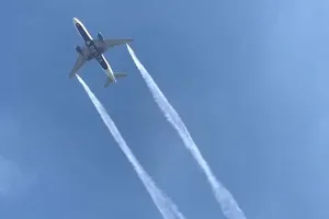 Máy bay đổ dầu xuống trường học khiến nhiều người bị thương. Ảnh: CNN 