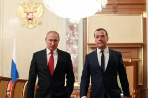 Tổng thống Nga Vladimir Putin (trái) và Thủ tướng Nga Dmitry Medvedev. Ảnh: SPUTNIK