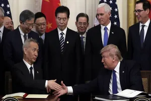 Phó Thủ tướng Trung Quốc Lưu Hạc và Tổng thống Mỹ Donald Trump tại lễ ký kết thỏa thuận thương mại ngày 15-1. Ảnh: AP