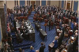 Các nhà lập pháp Mỹ tuyên thệ trước khi diễn ra phiên tòa luận tội Tổng thống Trump. Ảnh: NBC NEWS