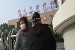 Cơ quan y tế TP Vũ Hán xác nhận trường hợp thứ hai tử vong do virus viêm phổi lạ. Ảnh: AFP