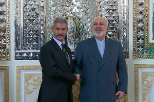 Ngoại trưởng Iran Mohamad Javad Zarif (trái) có cuộc gặp với Ngoại trưởng Ấn Độ Subrahmanyam Jaishankar (phải) ngày 15-1. Ảnh: RUPTLY