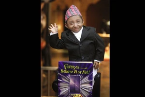 Người đàn ông được Guinness công nhận là thấp nhất thế giới. Ảnh: HUFFPOST