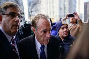 Cựu nghị sĩ Mỹ Chris Collins đến Tòa án Liên bang Mỹ ở Manhattan ngày 17-01. Ảnh: REUTERS