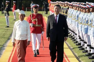 Tổng thống Myanmar Win Myint duyệt đội danh dự cùng Chủ tịch Trung Quốc Tập Cận Bình hôm 17-1. Ảnh: AP