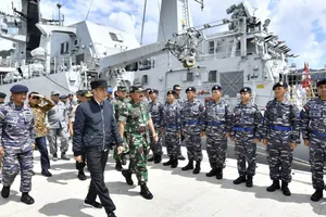 Tổng thống Indonesia Joko Widodo đến quần đảo Natuna hôm 8-1. Ảnh: AFP