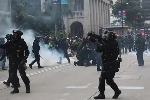 Cảnh sát Hong Kong đối phó người biểu tình quá khích Ảnh: SCMP