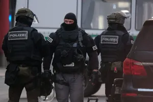 Cảnh sát Đức có mặt tại hiện trường vụ xả súng. Ảnh: MIRROR