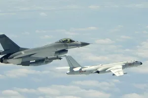 Một chiến đấu cơ Đài Loan (trái) đang tiếp cận một máy bay ném bom H-6 của Trung Quốc đang tập trận gần đảo Đài Loan hồi tháng 5-2018. Ảnh: AFP 