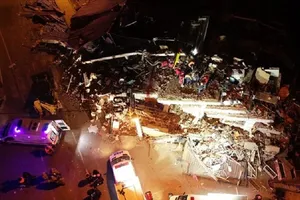 Trận động đất 6,8 độ Richter ở Thổ Nhĩ Kỳ đã làm nhiều nơi chìm trong đổ nát. Ảnh: ANADOLU