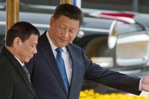 Tổng thống Philippines Rodrigo Duterte (trái) trong chuyến thăm Trung Quốc hồi tháng 10-2016. Ảnh: AFP