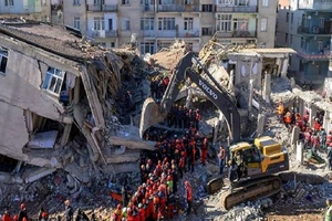 Thổ Nhĩ Kỳ vẫn đang huy động mọi nguồn lực giải cứu người sống sót trong vụ động đất hôm 24-1. Ảnh: AFP