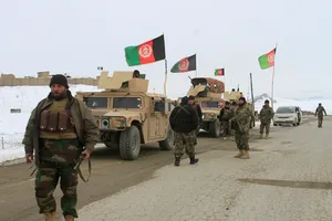 Binh sĩ Afghanistan chuẩn bị tiếp cận khu vực rơi máy bay Mỹ. Ảnh: REUTERS