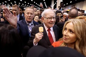 Tỷ phú Warren Buffett sẽ bán 'đế chế' báo chí của mình