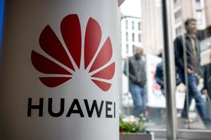 Một gian hàng bày sản phẩm Huawei ở một hội chợ công nghệ Anh hồi tháng 4-2019. Ảnh: BBC