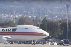 Chiếc máy bay chở 201 công dân và nhân viên lãnh sự Mỹ được sơ tán khỏi Trung Quốc đã hạ cánh ở California. Ảnh: NBC